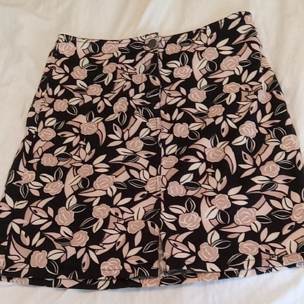 LOFT Women's Size 0 Black and Cream Floral Skirt. Office , Summer